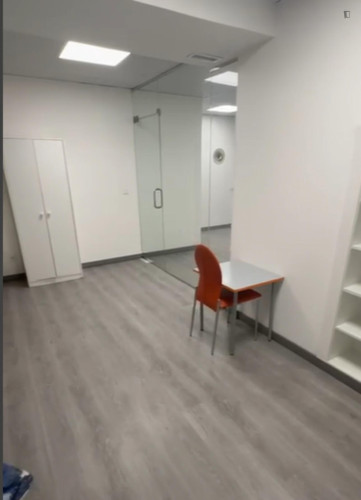 Habitación con dos camas una doble y una individual