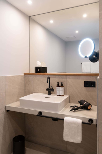 Black F Tower - Junior Suite Black L