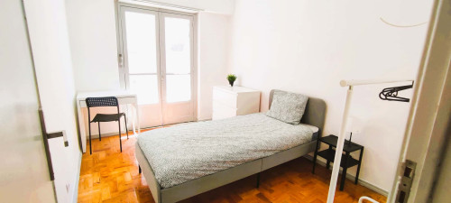 Bright room with balcony near Queluz train station, 15 minutes from Lisbon - Room 2