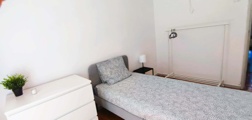 Bright room with balcony near Queluz train station, 15 minutes from Lisbon - Room 2