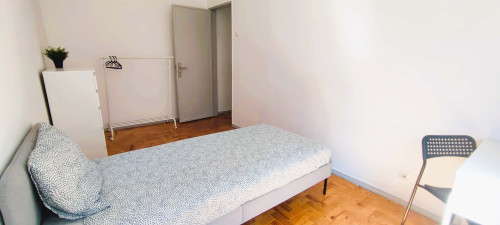 Cozy room near Queluz train station, 15 minutes from Lisbon - Room 1