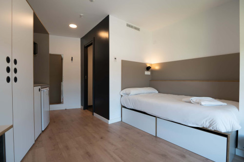 HABITACION DELUXE CON BAÑO PRIVADO (ONLY STUDENTS)