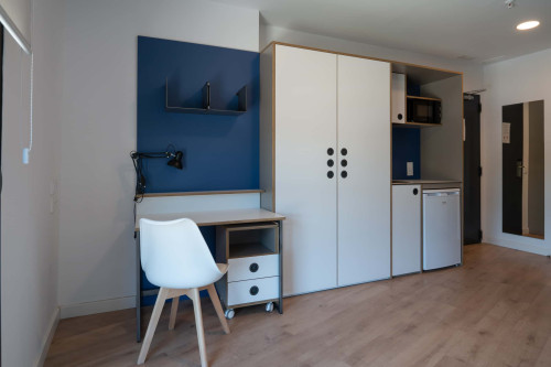HABITACION DELUXE CON BAÑO PRIVADO (ONLY STUDENTS)