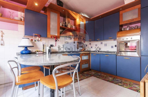 Room in Via Giovanni Papini, Monza for 200 m² with 4 bedrooms