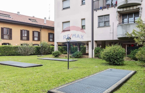 Room in Via Giovanni Papini, Monza for 200 m² with 4 bedrooms