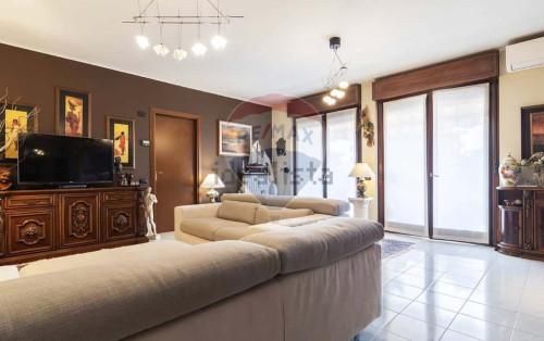 Room in Via Giovanni Papini, Monza for 200 m² with 4 bedrooms