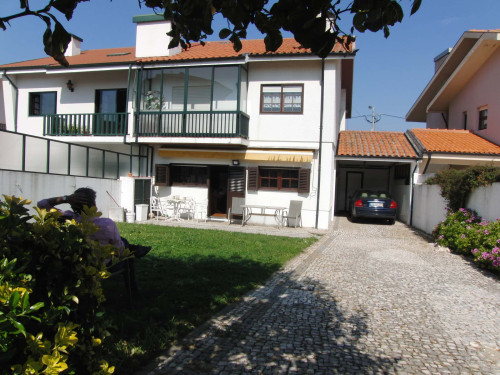 Comfy room in a 5 bedroom apartment in Vila Nova de Gaia