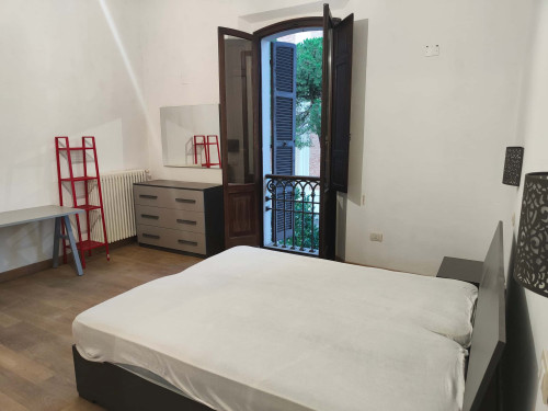 Stanza con letto matrimoniale in Corso Armando Diaz a Forlì in appartamento condiviso
