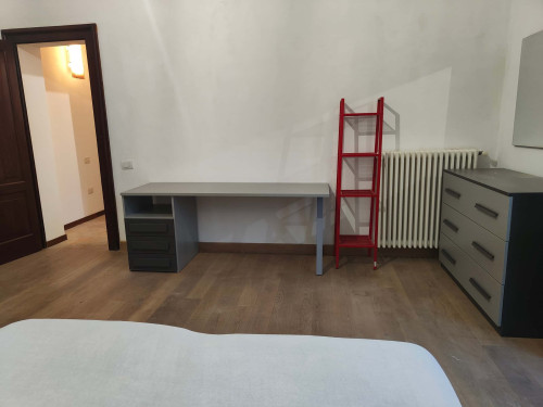 Stanza con letto matrimoniale in Corso Armando Diaz a Forlì in appartamento condiviso