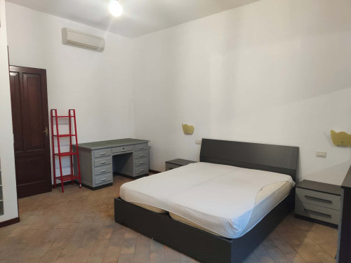 Stanza con letto matrimoniale in Corso Armando Diaz a Forlì in appartamento condiviso