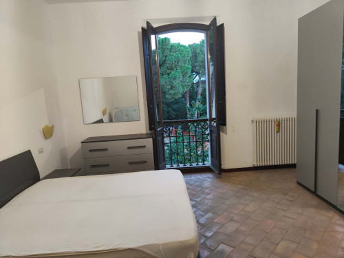 Stanza con letto matrimoniale in Corso Armando Diaz a Forlì in appartamento condiviso