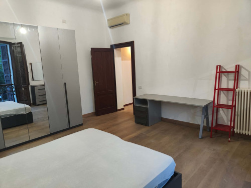Stanza con letto matrimoniale in Corso Armando Diaz a Forlì in appartamento condiviso