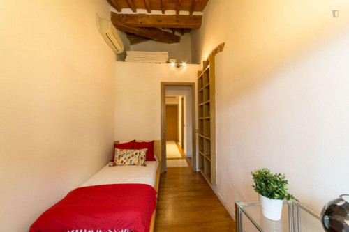 Nice bedroom very close to Polimoda