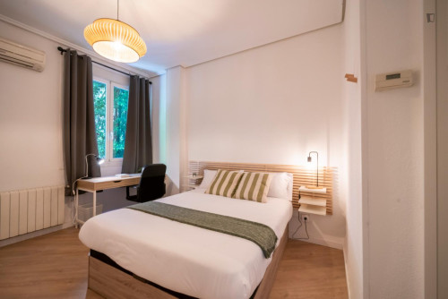 Tasteful double bedroom steps from Bailén metro station