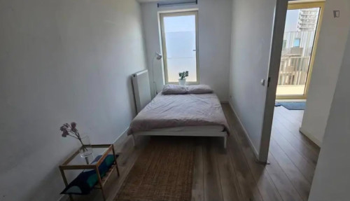 Cozy private room in a 2-bedroom apartment located in front of Kraaiennest Metro Station