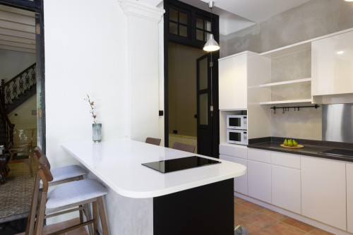 Modern Luxury Complex - Incl. Terrace near Paragon Shopping Centre