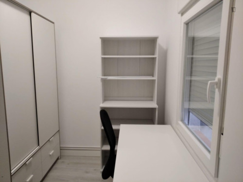 Single bedroom in 3-bedroom apartment - Gallery - 2