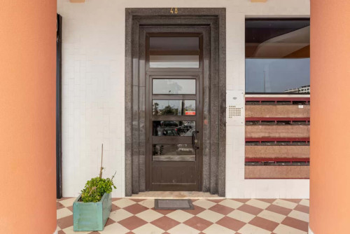 Vibrant 2-bed flat w/ balcony