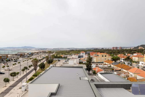 Vibrant 2-bed flat w/ balcony