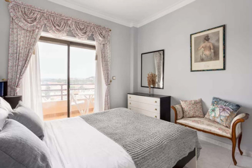 Vibrant 2-bed flat w/ balcony
