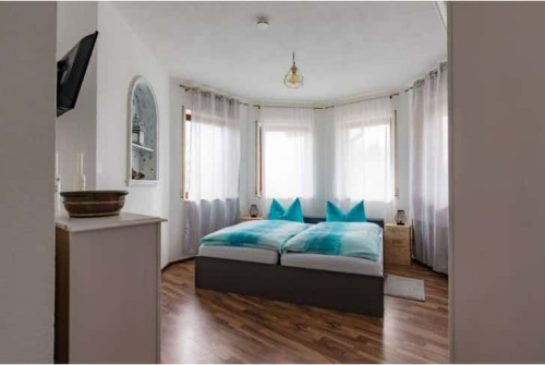 Geschmackvolle und geräumige Wohnung mit drei Zimmern sowie Balkon und Einbauküche in Friedrichshafen