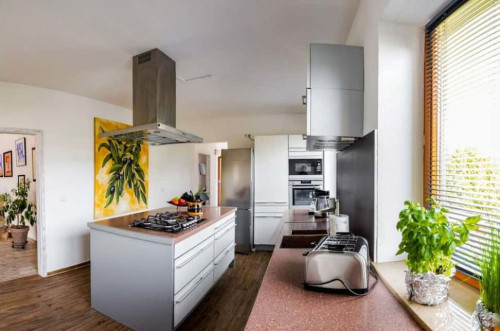 Geschmackvolle und geräumige Wohnung mit drei Zimmern sowie Balkon und Einbauküche in Friedrichshafen