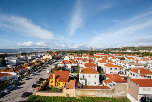 Stylish 1-bed flat w/ balcony overlooking the sea