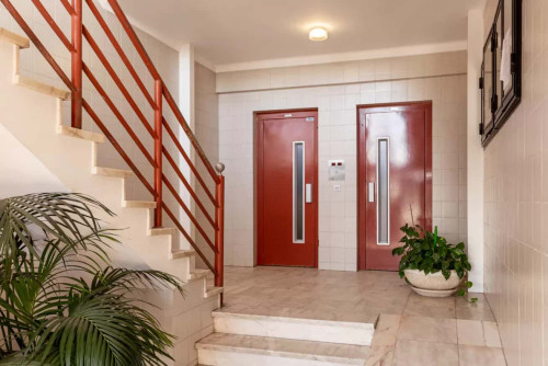 Stylish 1-bed flat w/ balcony overlooking the sea