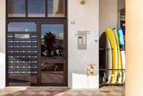 Stylish 1-bed flat w/ balcony overlooking the sea