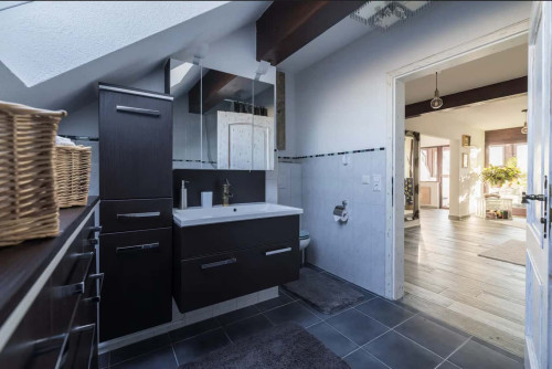 Geschmackvolle und geräumige Wohnung mit drei Zimmern sowie Loggia und Einbauküche in Friedrichshafen