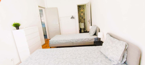 Bright double room with balcony and private toilet near Queluz train station, 15 minutes from Lisbon - Room 3