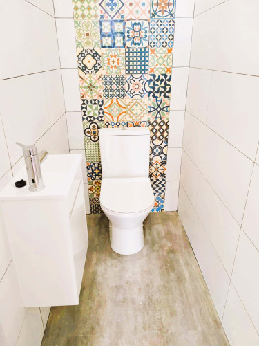 Bright double room with balcony and private toilet near Queluz train station, 15 minutes from Lisbon - Room 3