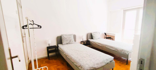 Bright double room with balcony and private toilet near Queluz train station, 15 minutes from Lisbon - Room 3