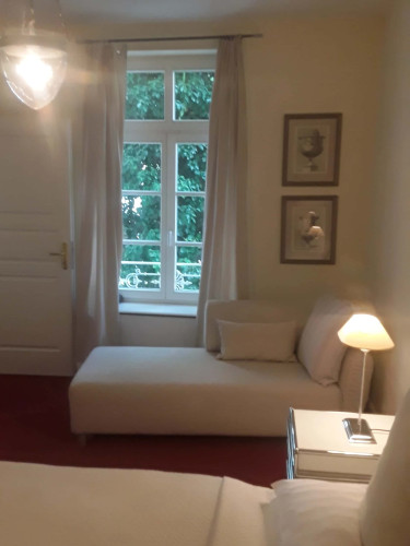 Apartment with a view on the front garden