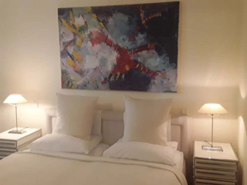 Apartment with a view on the front garden