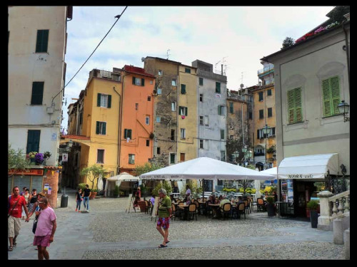 Piccolo alloggio con terrazza, centralissimo.