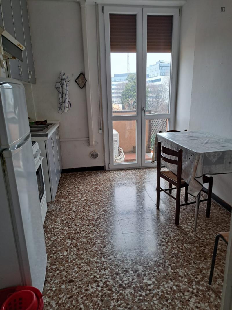 Nice double bedroom very well connected to the city center