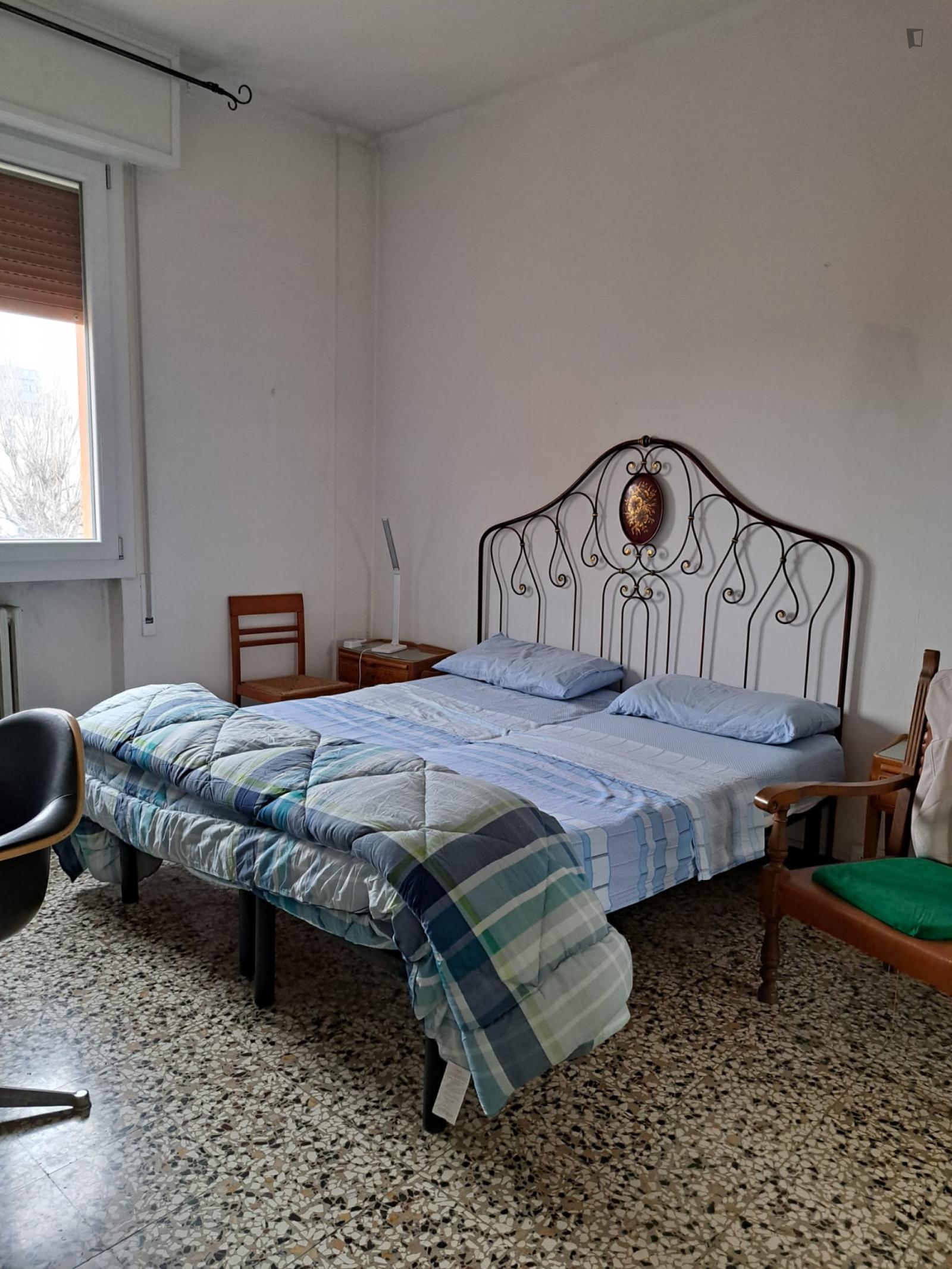 Nice double bedroom very well connected to the city center