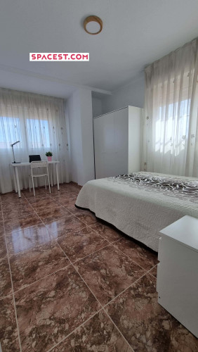 Room in Calle Lope de Rueda, Cartagena for 120 m² with 6 bedrooms