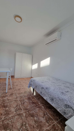 Room in Calle Lope de Rueda, Cartagena for 120 m² with 6 bedrooms