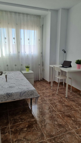 Room in Calle Lope de Rueda, Cartagena for 120 m² with 6 bedrooms
