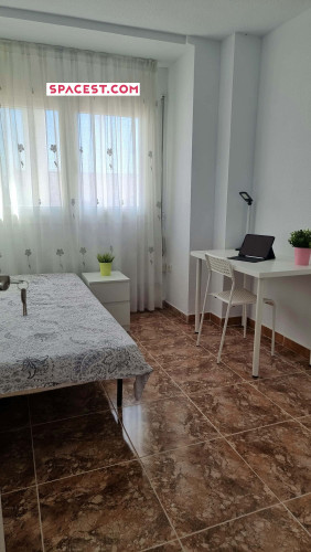 Room in Calle Lope de Rueda, Cartagena for 120 m² with 6 bedrooms