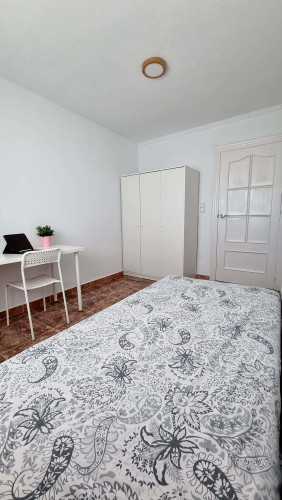 Room in Calle Lope de Rueda, Cartagena for 120 m² with 6 bedrooms