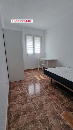 Room in Calle Lope de Rueda, Cartagena for 120 m² with 6 bedrooms