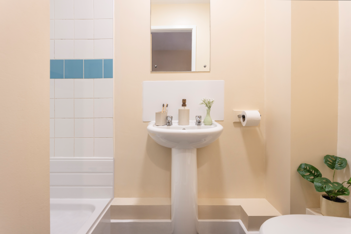 Small Standard Single En-Suite - Unite Students Lennon Studios - Gallery - 3