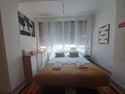 Cozy bedroom with private bathroom in a 7-bedroom apartment in Rua Quirino da Fonseca - Room 3