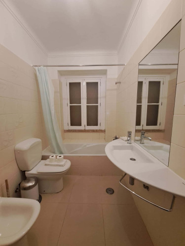 Cozy bedroom with private bathroom in a 7-bedroom apartment in Rua Quirino da Fonseca - Room 3