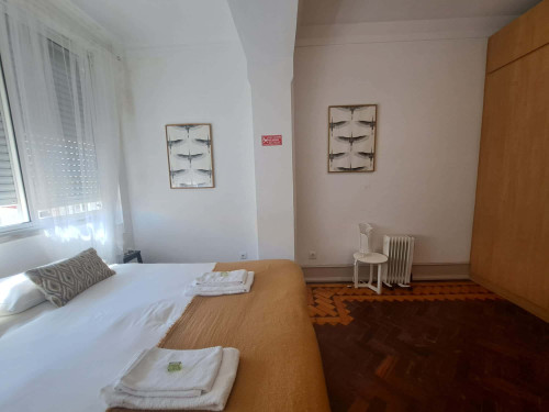 Cozy bedroom with private bathroom in a 7-bedroom apartment in Rua Quirino da Fonseca - Room 3