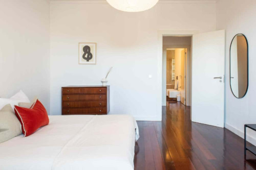 Bedroom in a 7-bedroom apartment in Lisbon - Room 2