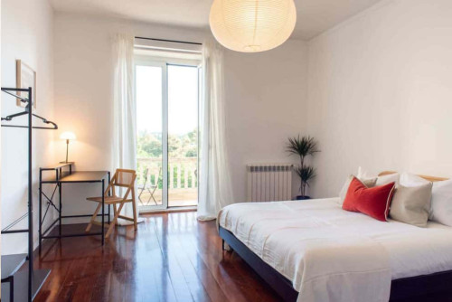 Bedroom in a 7-bedroom apartment in Lisbon - Room 2